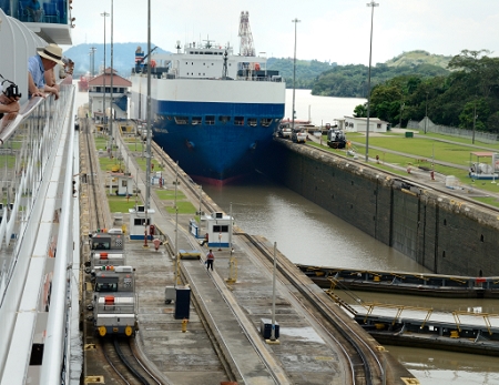 Panama Canal<br>October 18, 2007<br>AF VR Zoom 18-200mm f/3.5-5.6G IF-ED, Aperture: F9,<br>NIKON D200,<br>shutter speed 1/320, focal length 60mm,  ISO 200