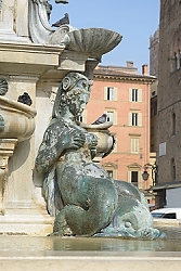 October 18, 2013<br>This statue in Balogna needs a wetnurse!