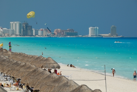 Cancun, Mexico<br>May 11, 2007<br>AF VR Zoom 18-200mm f/3.5-5.6G IF-ED, Aperture: F14,<br>NIKON D200,<br>shutter speed 1/100, focal length 170mm,  ISO 200