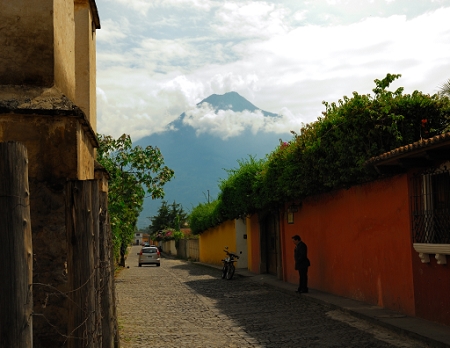 Antigua, Guatemala<br>October 14, 2007<br>AF VR Zoom 18-200mm f/3.5-5.6G IF-ED, Aperture: F11,<br>NIKON D200,<br>shutter speed 1/320, focal length 29mm,  ISO 200